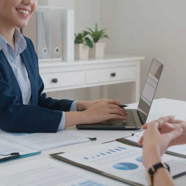 Deux femmes professionnelles en conversation.
