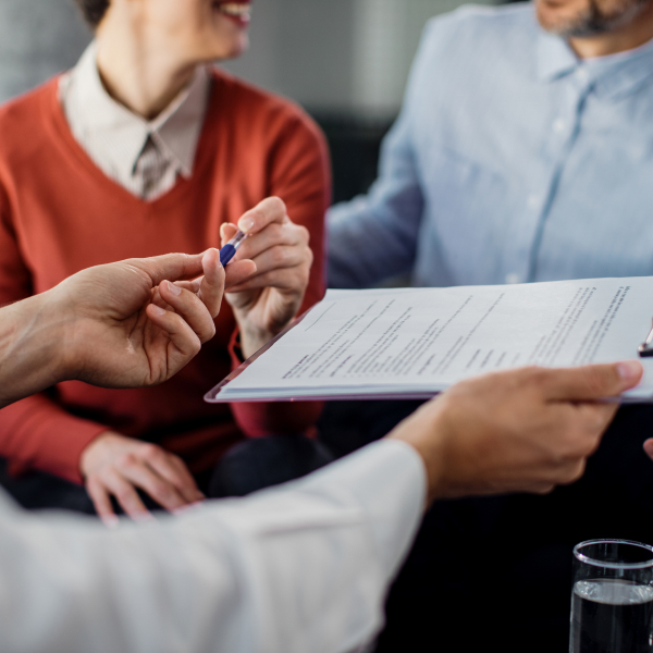 Couple examinant des documents et discutant des avantages d'un prêt personnalisé