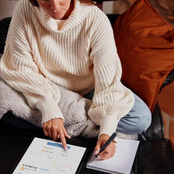 Une femme compare des critères concrets pour choisir le meilleur prêt en ligne au Canada.