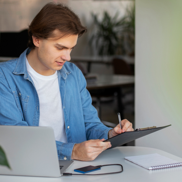 Femme utilisant un ordinateur portable et un téléphone tout en envisageant un prêt personnalisé avec Alter Cash